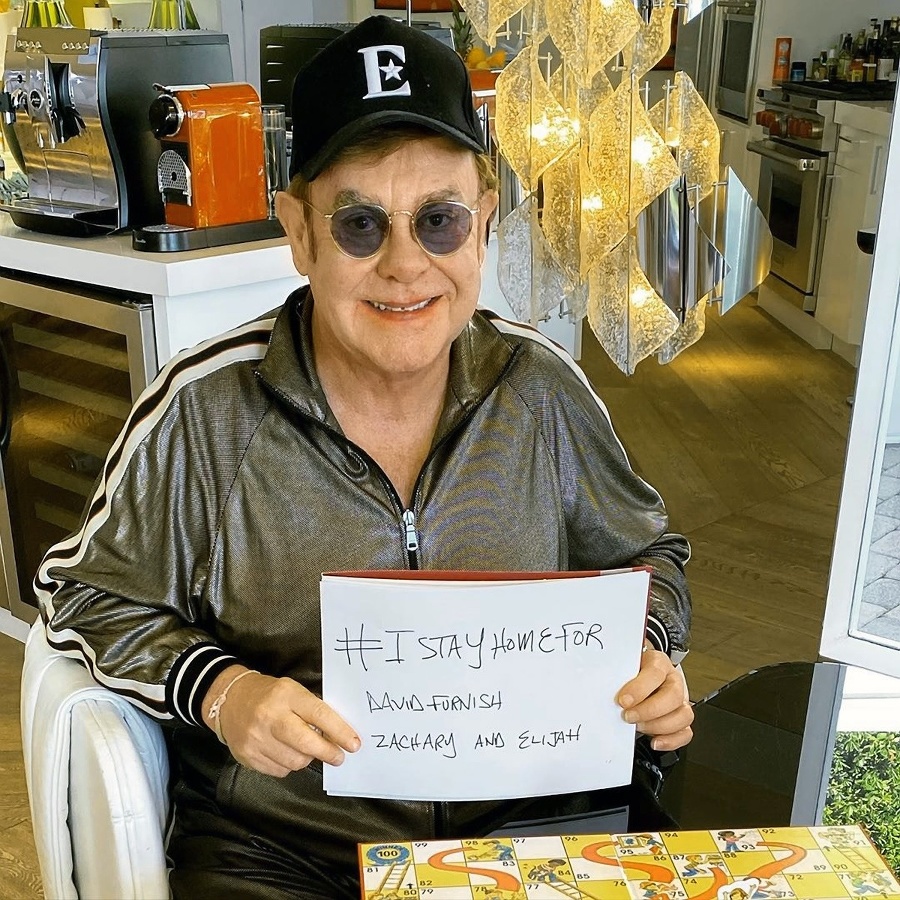 Sir Elton John ostáva