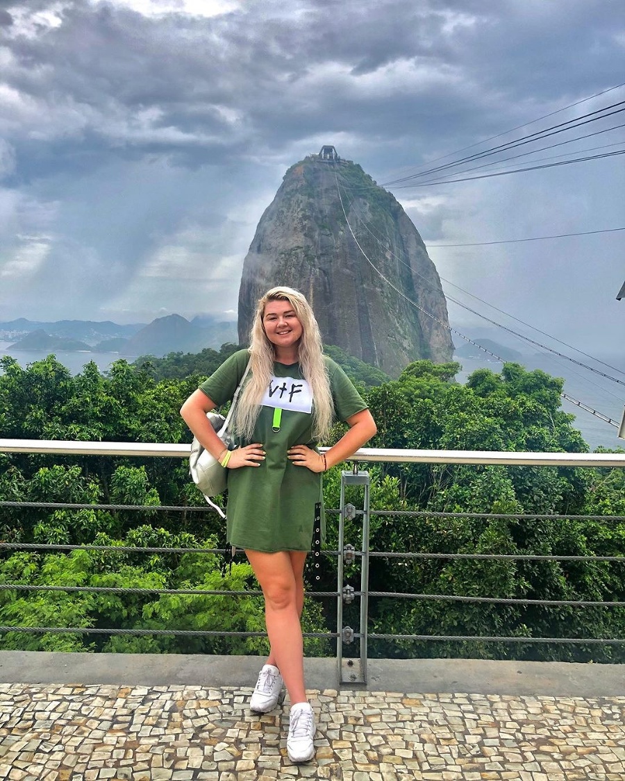 Komička Evelyn neďaleko známej sochy Krista Spasiteľa v Rio de Janeiro