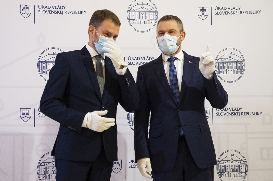 Novovymenovaný predseda vlády SR Igor Matovič preberá úrad od Petra Pellegriniho.