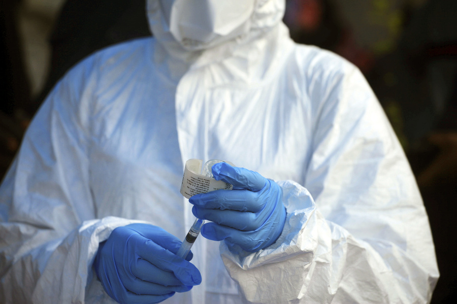 Boj s ebolou komplikuje