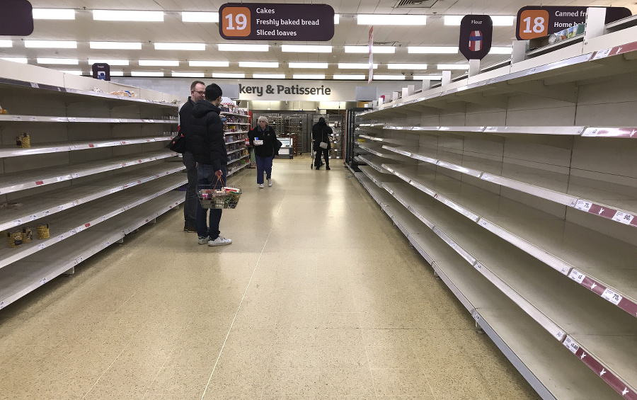 Pohľad na vybrakovaný supermarket