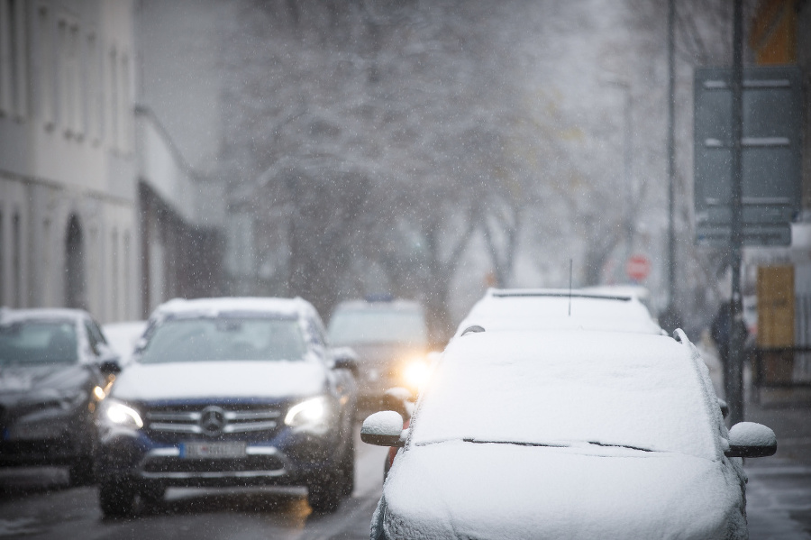 Sneženie komplikuje dopravnú situáciu