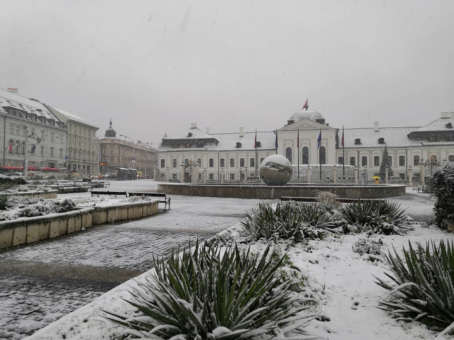 Bratislavu zahalil sneh.
