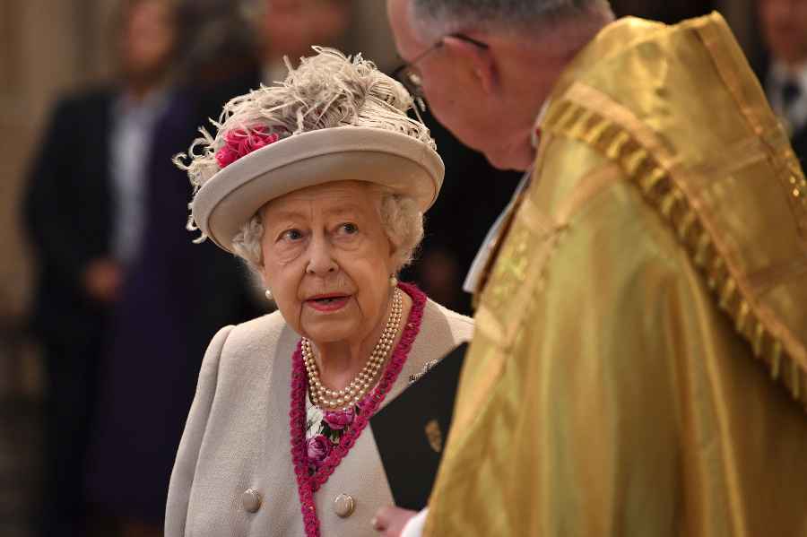 Kráľovnú sprevádzal westminsterský dekan