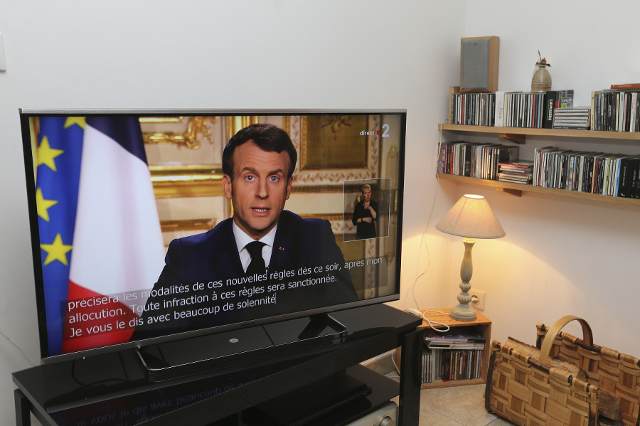 Macron počas televízneho prejavu.