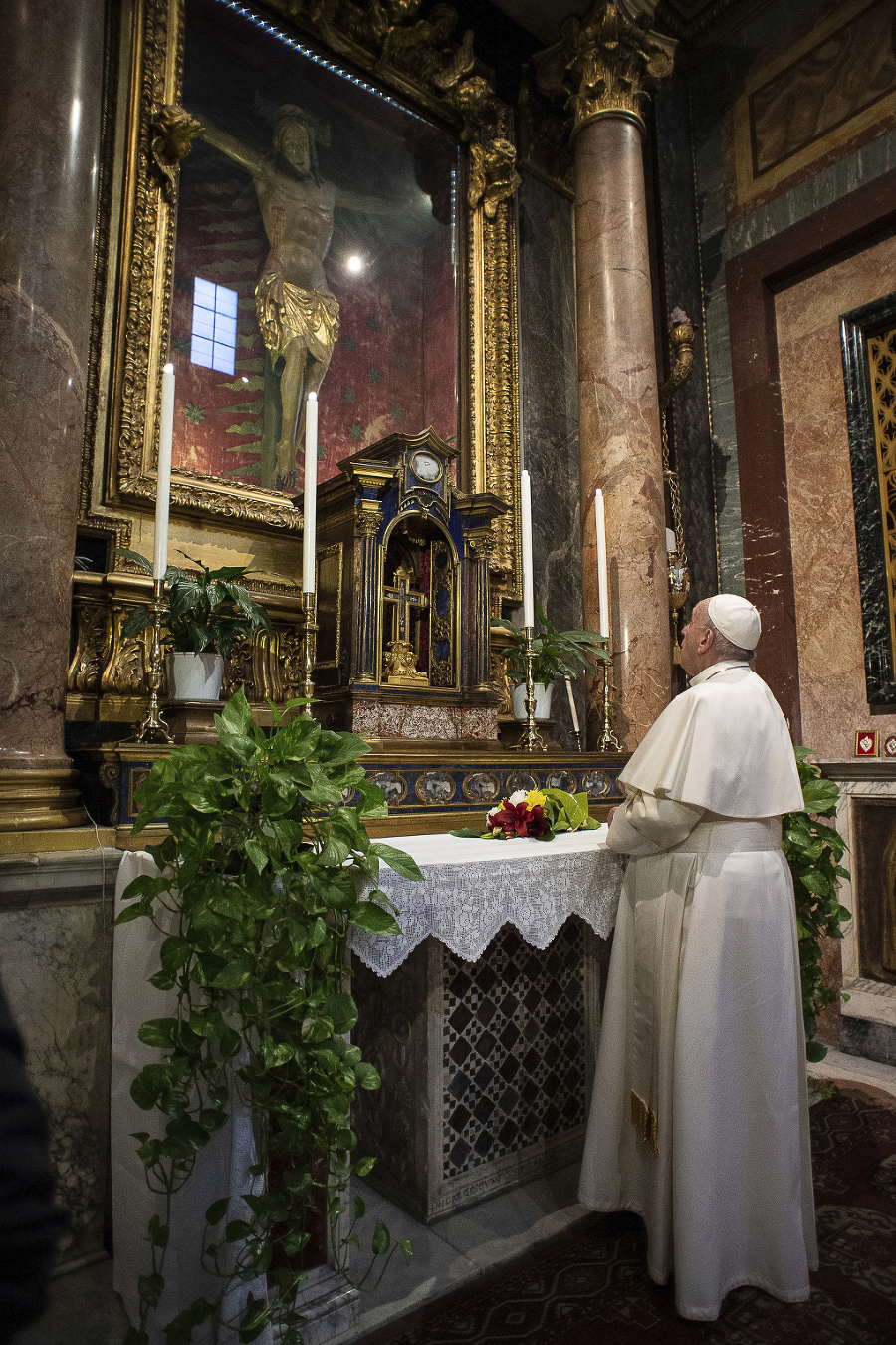 Pápež František sa modli