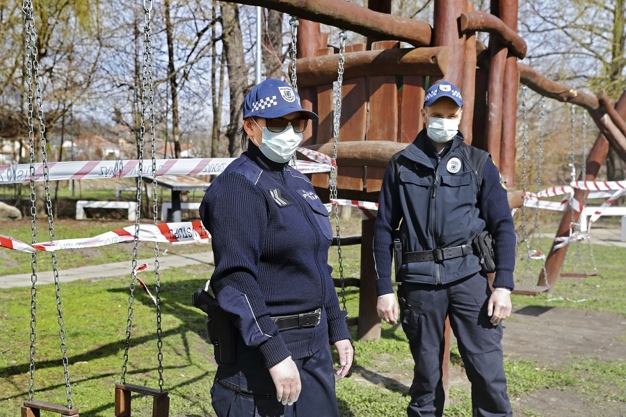 Policajti chodili s rukavicami,