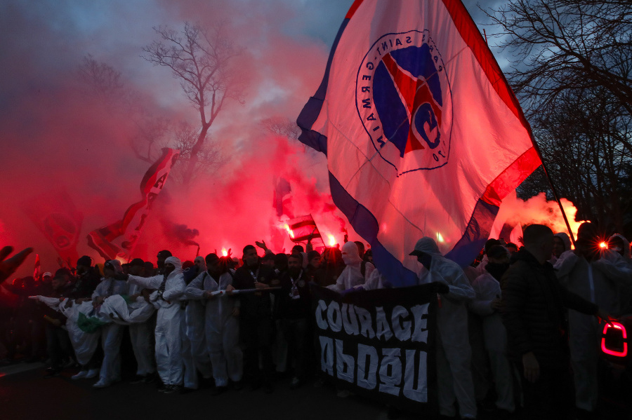 Fanúšikovia PSG pred zápasom.