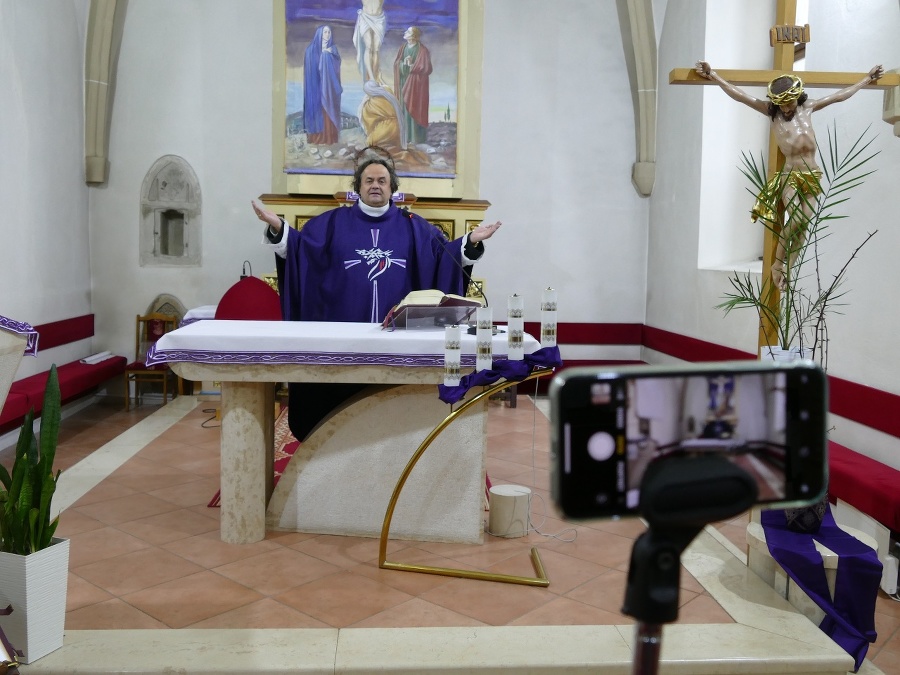 Farár Telepun vysiela liturgiu