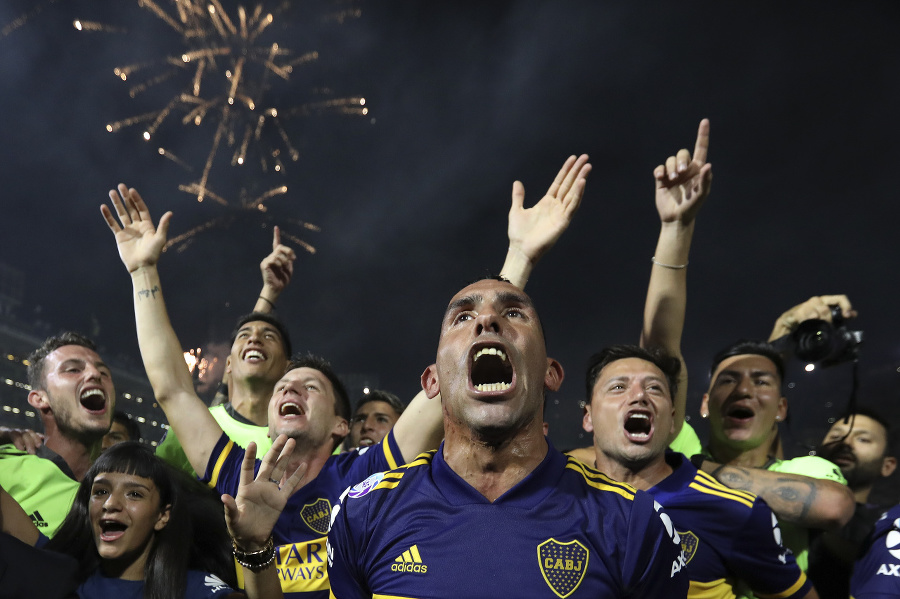 Carlos Tévez oslavuje víťazstvo.