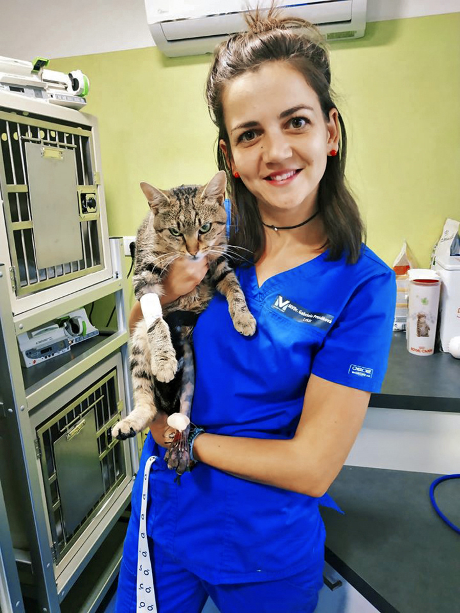 V súkromí pracuje ako veterinárka.
