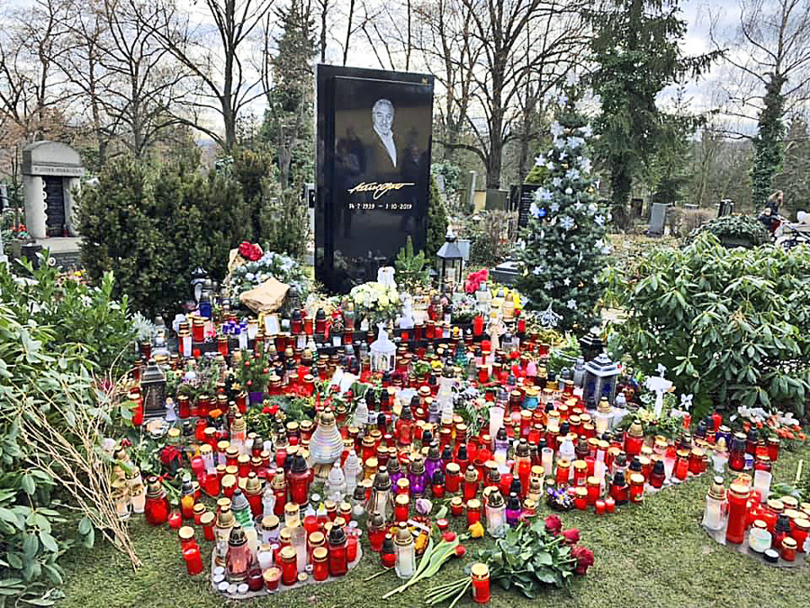 Spevákov hrob počas sviatkov zaplavili kvety a sviečky od fanúšikov.