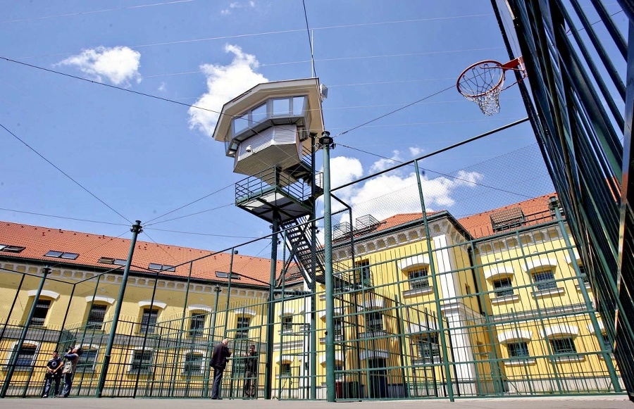 K incidentu malo dôjsť pri bežnom sprevádzaní väzňov v Leopoldove.