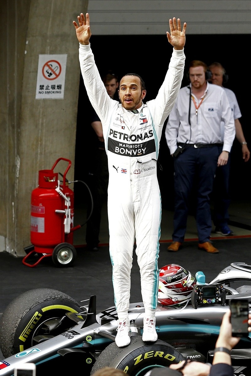 Lewis Hamilton sa teší