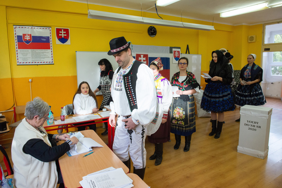 Členovia folklórneho súboru Slovenskí