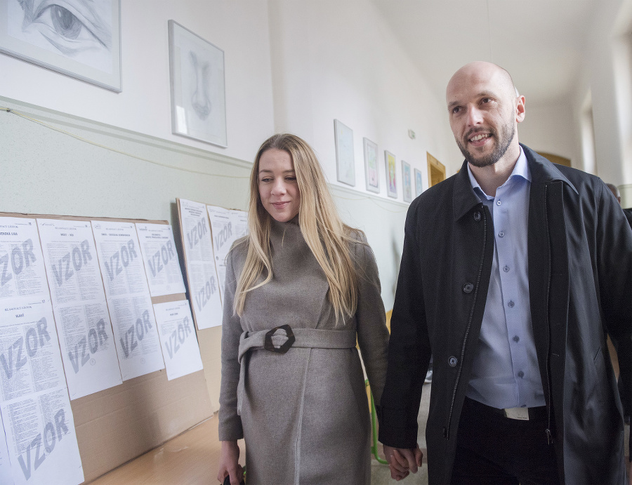 Michal Truban s partnerkou prichádzajú do volebnej miestnosti v Bratislave.