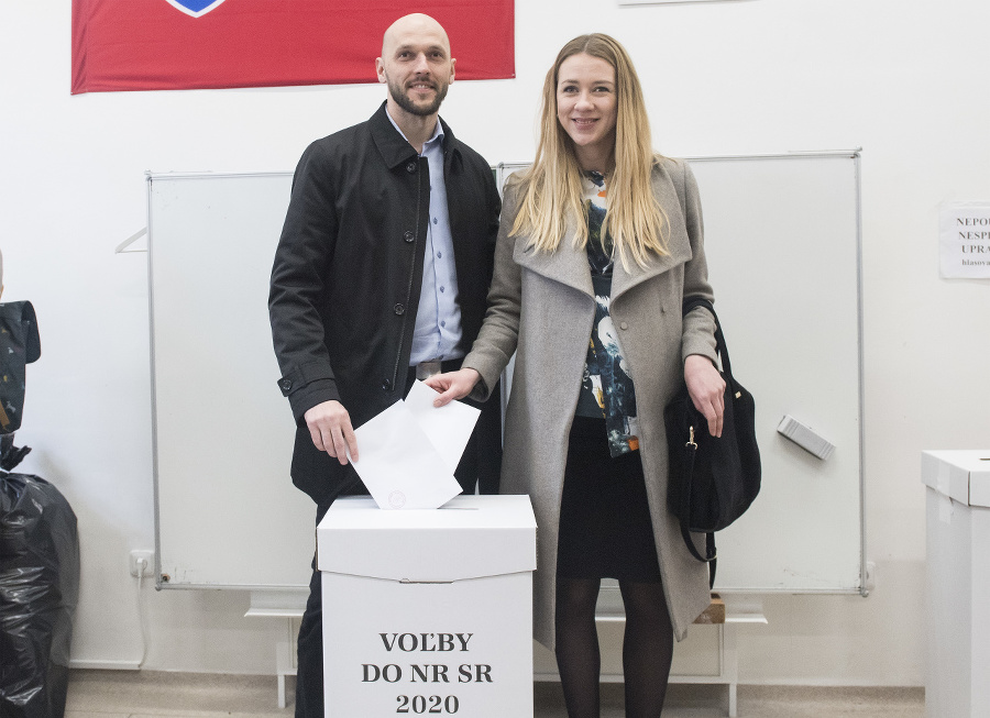 Michal Truban s partnerkou volili v Bratislave. 