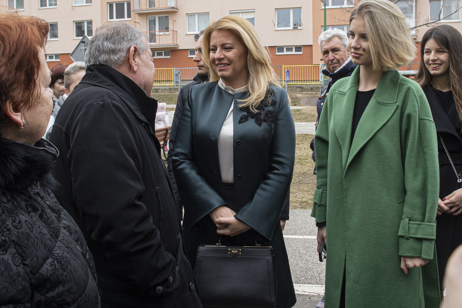 Zuzana Čaputová volila v spoločnosti dcér.