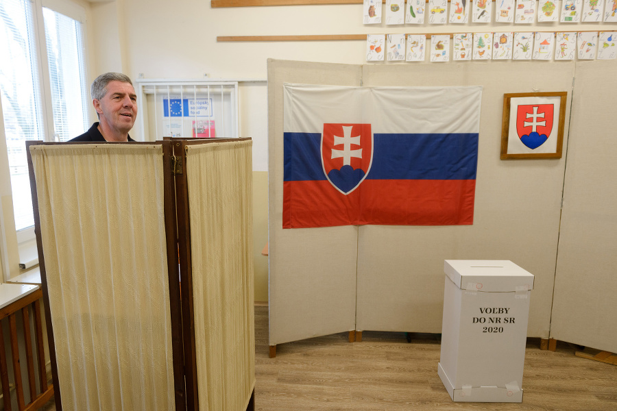 Béla Bugár v piestore na úpravu hlasovacích lístkov.
