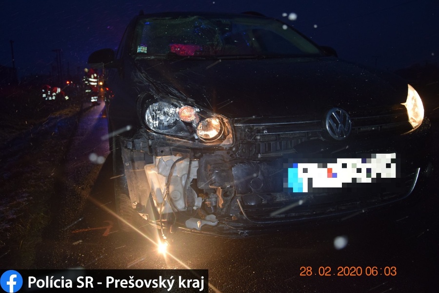  Vodička VW Golf zrazila neosvetleného cyklistu.