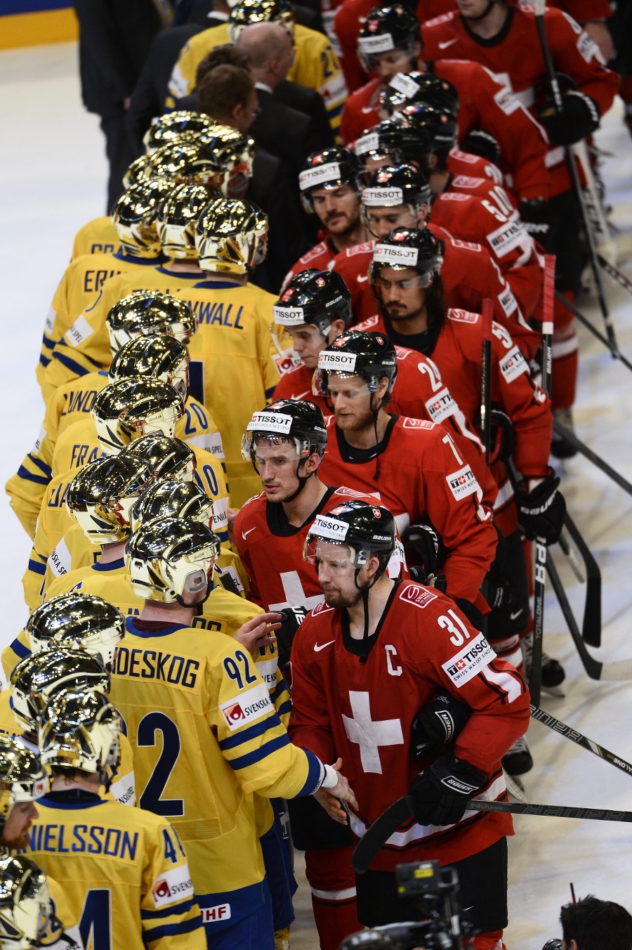 Švédski hokejisti (vľavo) podávajú