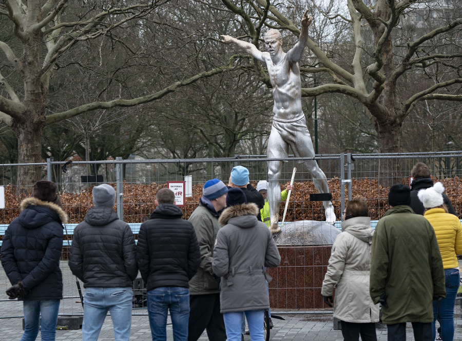 Okoloidúci vo švédskom Malmö sa prizerajú na výtvor vandalov