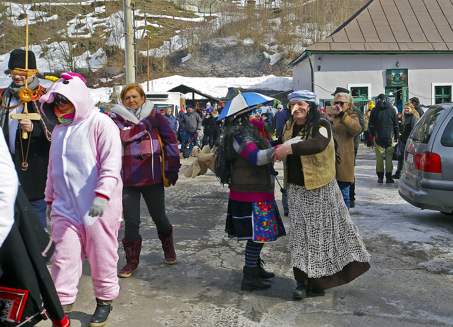 Bursovníci v maskách sa