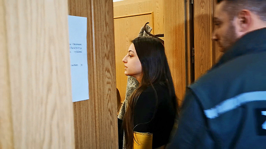 Obžalovanú dievčinu priviedli na súd vo štvrtok krátko po ôsmej ráno. 