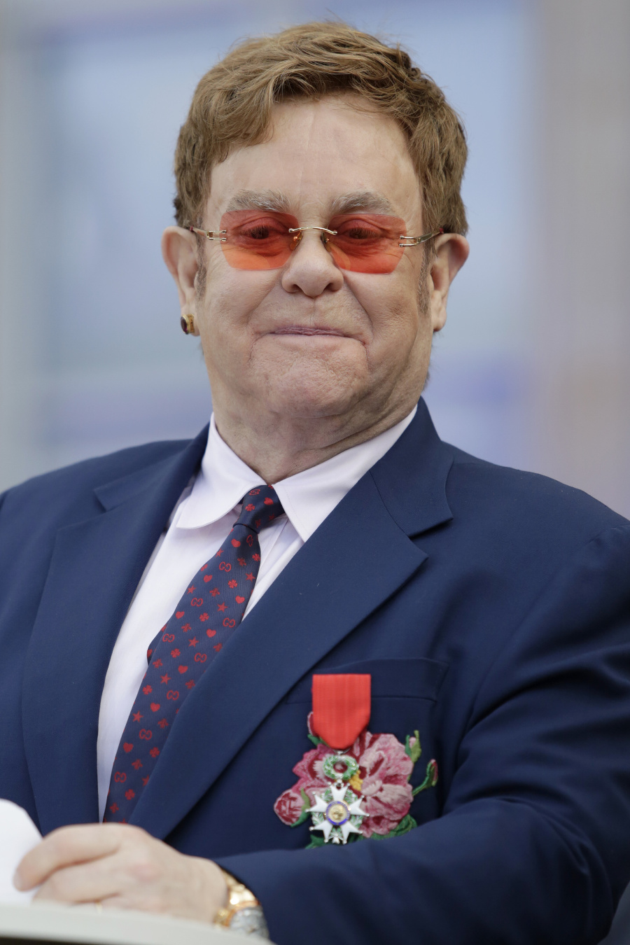 Elton John s vyznamenaním
