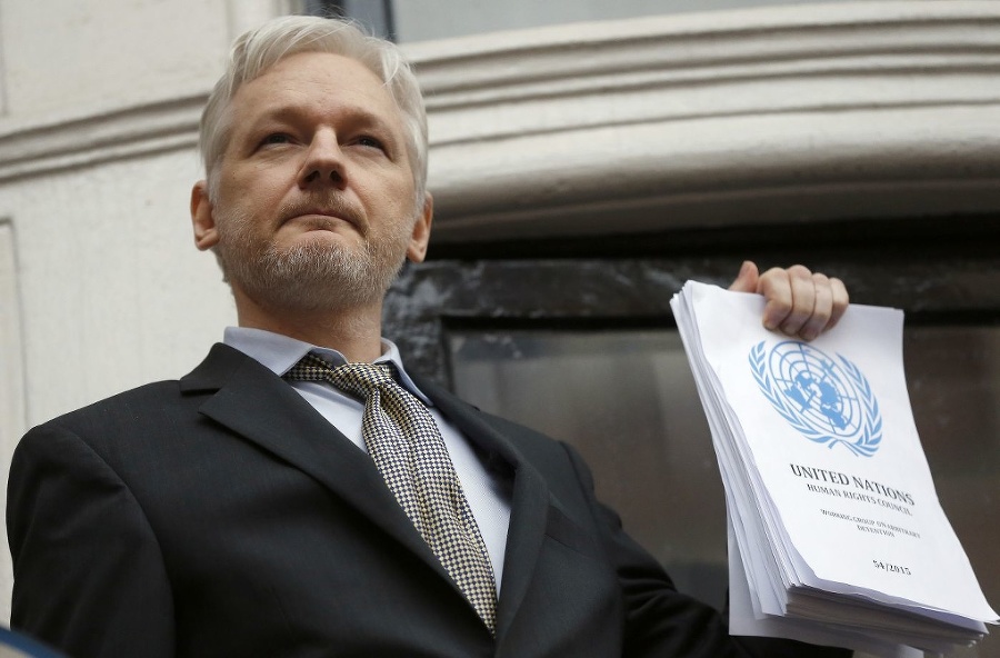 Julian Assange sa skrýva