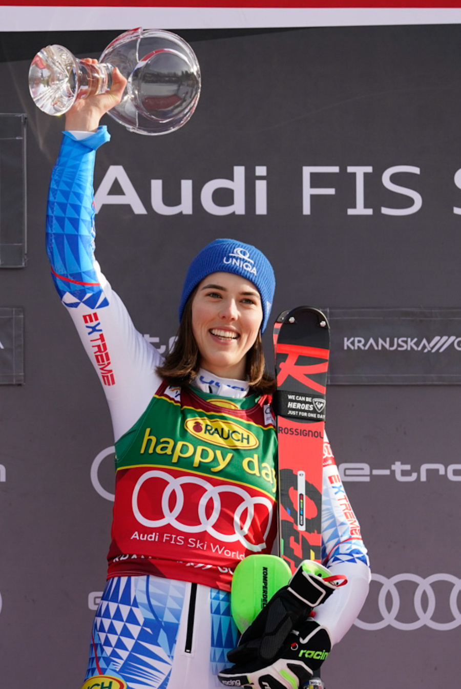 Petra Vlhová s trofejou za víťazstvo v slalome žien Svetového pohára v Kranjskej Gore.
