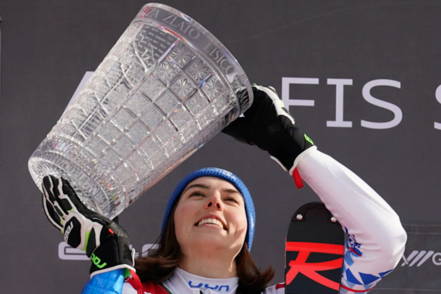 Petra Vlhová s trofejou za víťazstvo v slalome žien Svetového pohára v Kranjskej Gore.