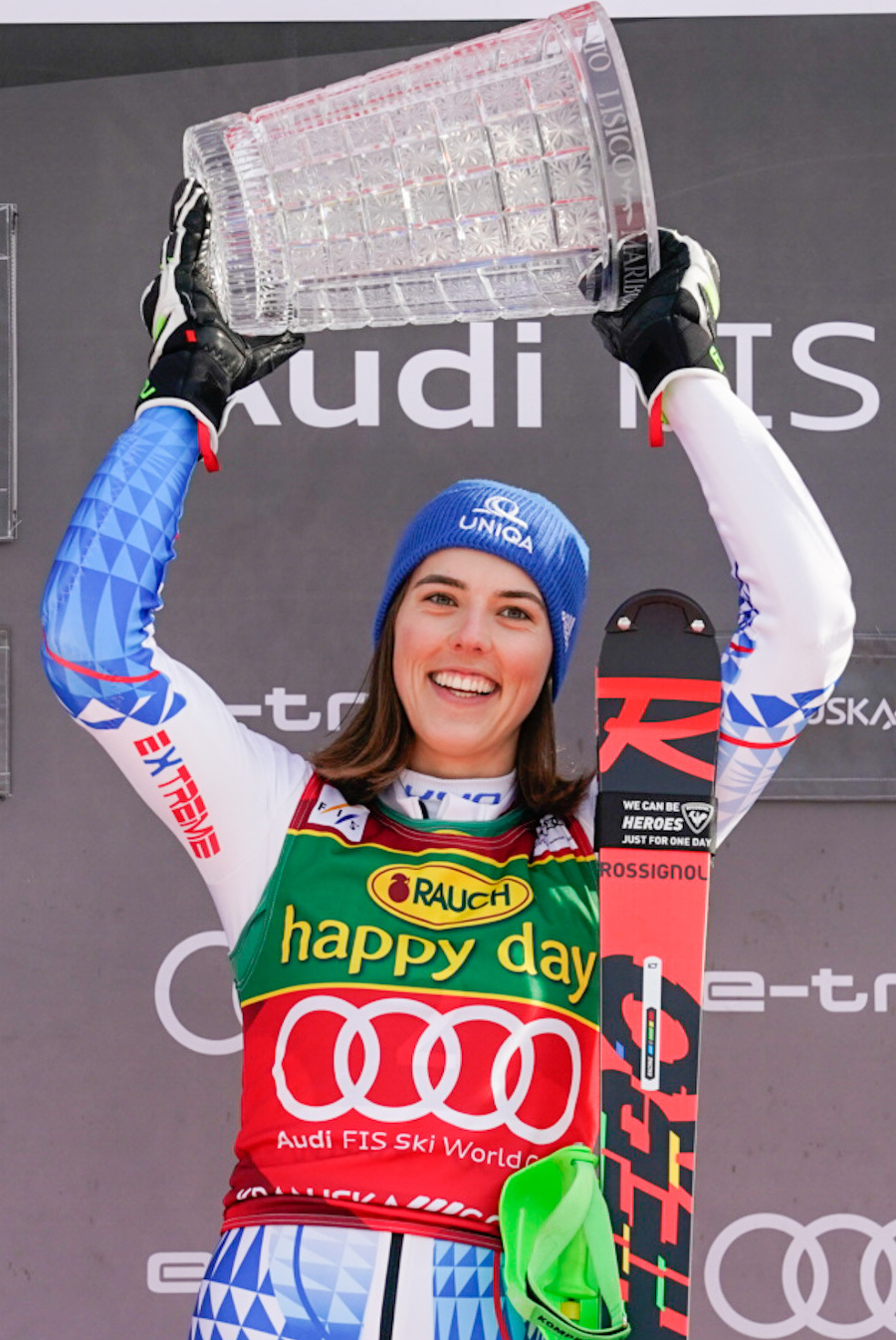 Petra Vlhová s trofejou za víťazstvo v slalome žien Svetového pohára v Kranjskej Gore.