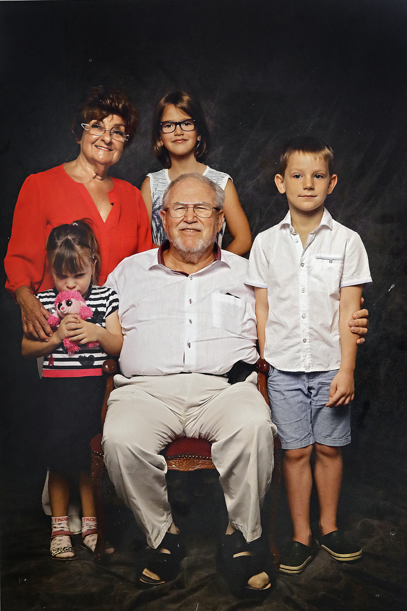 S vnúčatami: Obraz od fotografa Ľ. Špirka bude zdobiť ich príbytok. Zľava Tamarka, Hanka a Samko.
