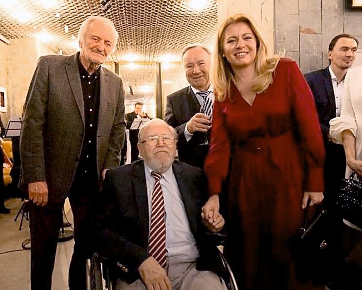 Na oslave: Prvýkrát od operácie sa začiatkom februára ukázal na oslave 80. narodenín Milana Lasicu, kde ho podporila v uzdravení aj prezidentka Zuzana Čaputová.