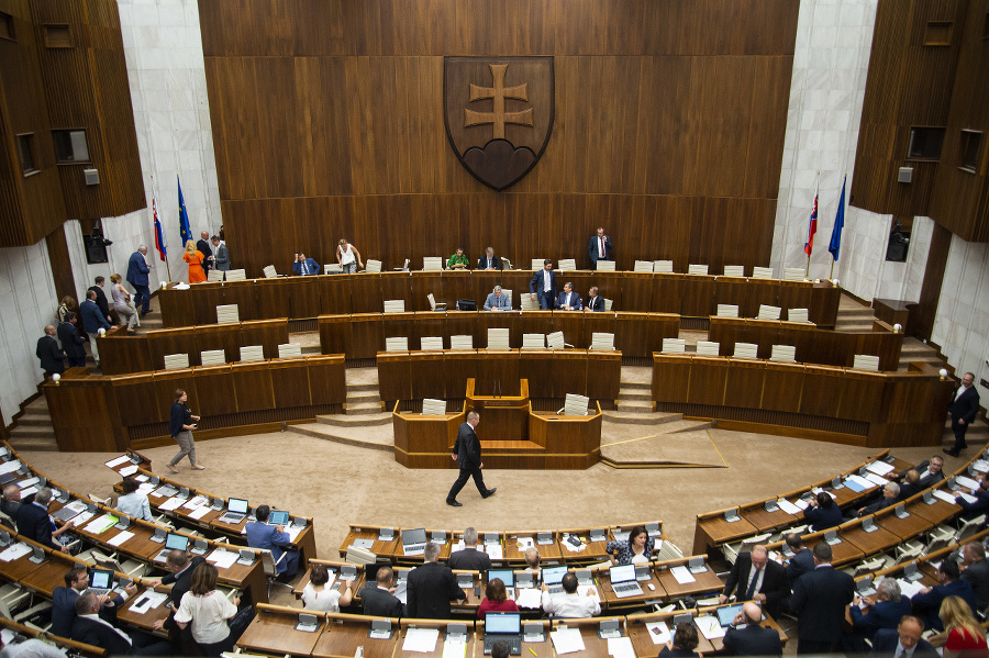 Poslanci počas rokovania parlamentu