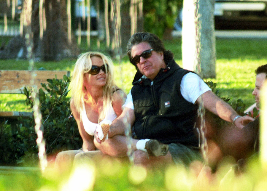Pamela Anderson a Jon Peters už netvoria pár. 