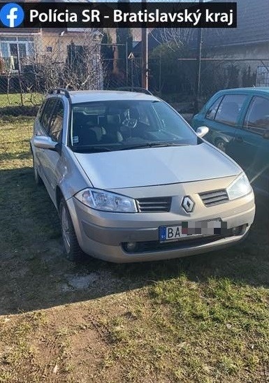 Polícia prenosledovala Renault Megane.