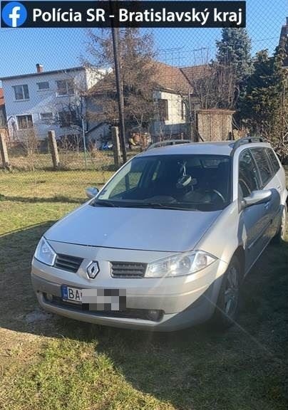 Polícia prenosledovala Renault Megane.