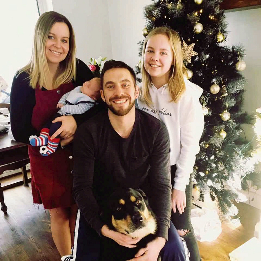 Šťastná rodina pri vianočnom