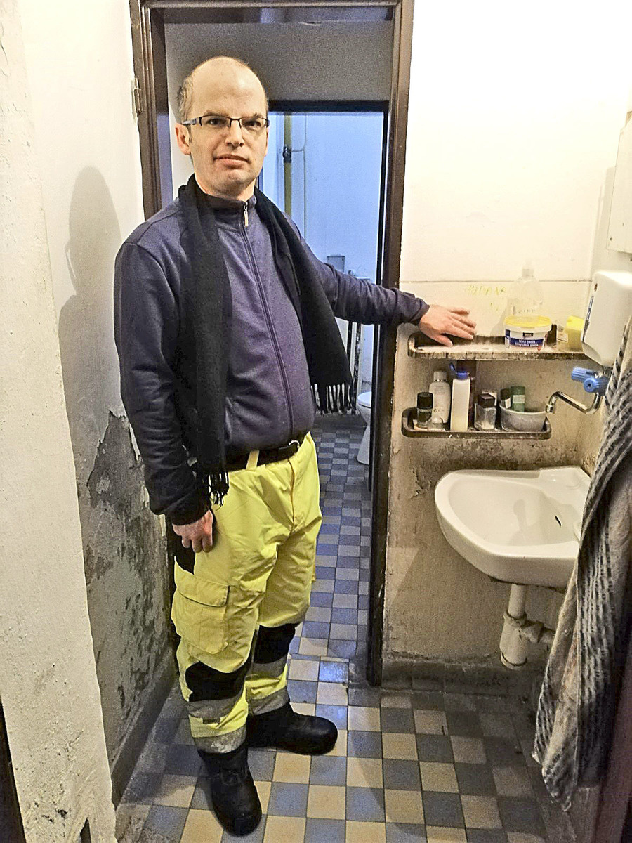 Na rozpadnuté a plesnivé omietky v hygienických zariadeniach poukazuje záhradník Marián.