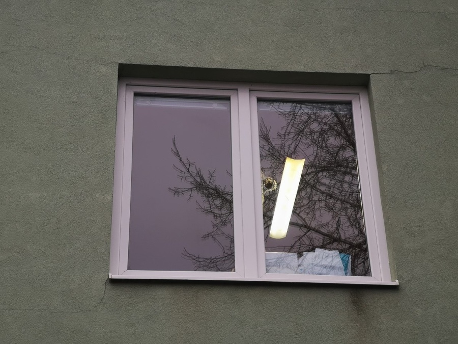 Strela v utorok poškodila okno v čakárni detskej ambulancie.