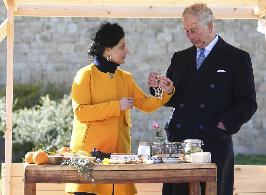 Britský princ Charles ovoniava