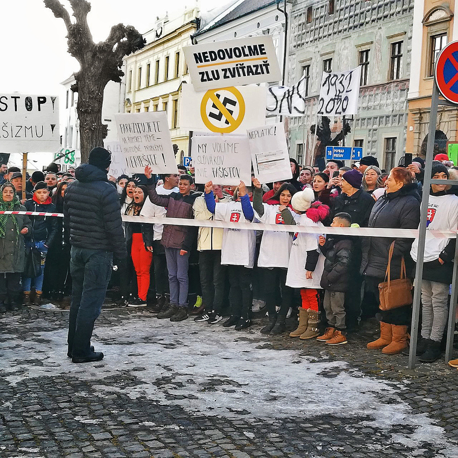 Ľudia prišli na námestie v Levoči s výstižnými transparentmi. 