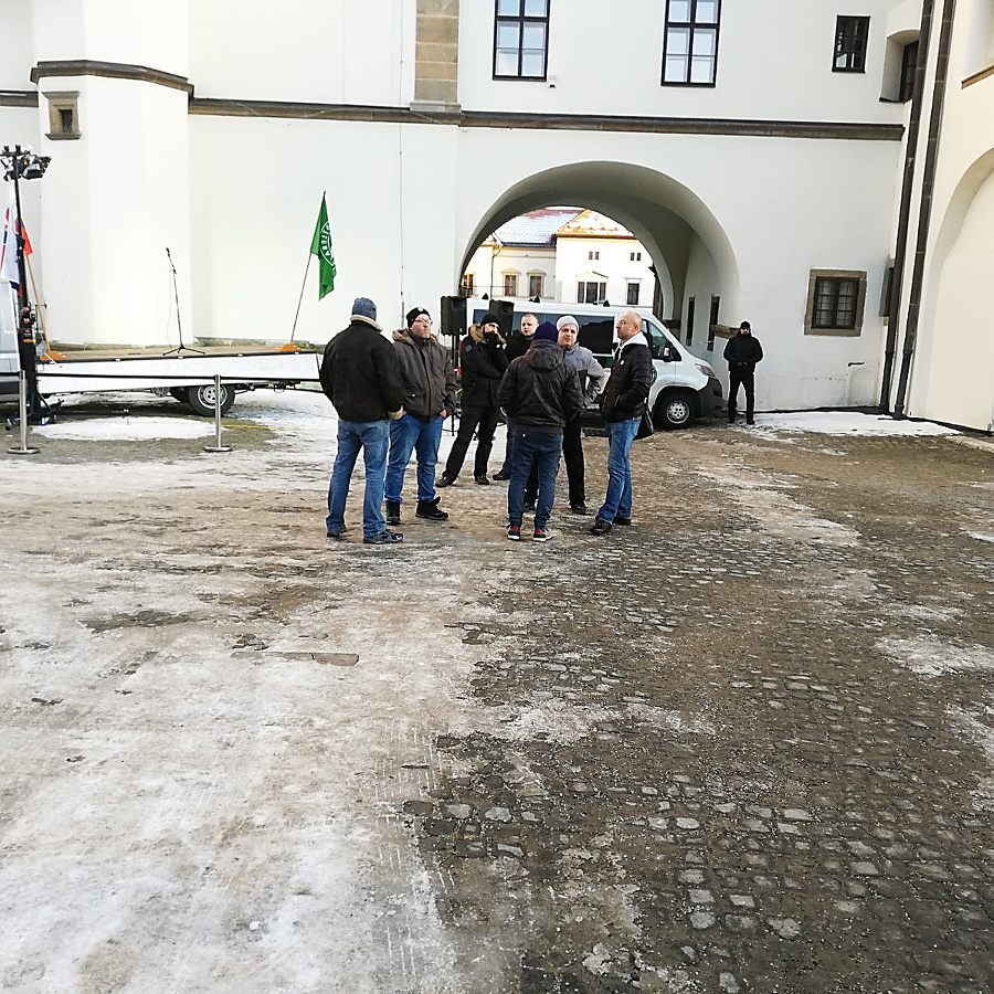 Hŕstka podporovateľov Kotlebu.