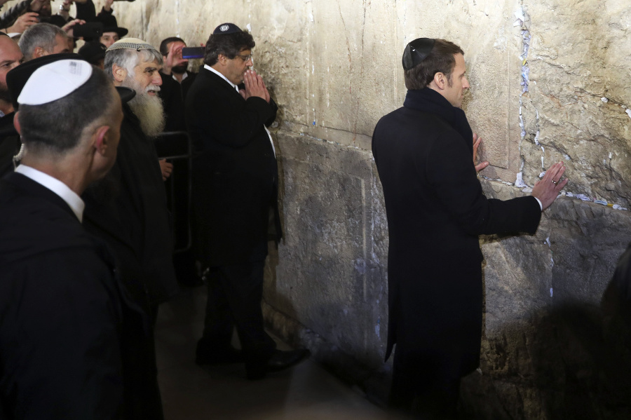 Macron pri Múre nárekov.