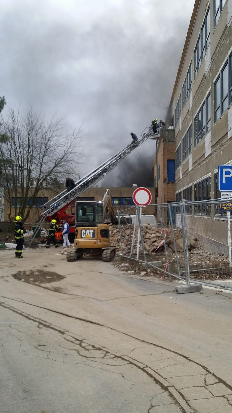 Hasiči zachránili piatich robotníkov.