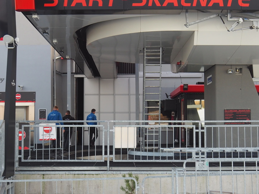 Muž neprežil pád z technologickej plošiny.