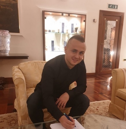 Lobotka pri podpise zmluvy.