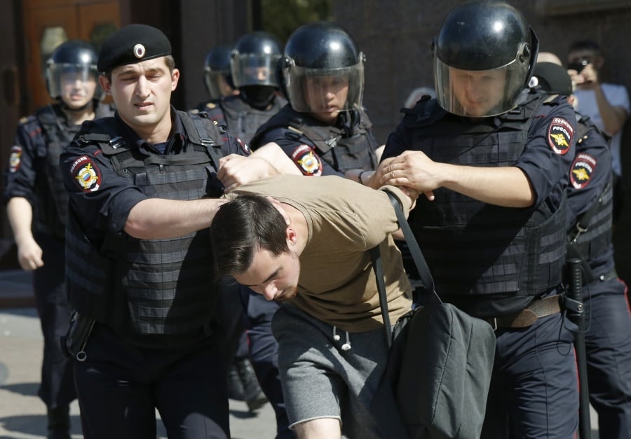 Ruská polícia zatkla stovky